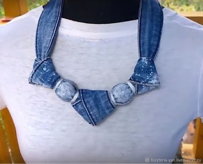 Todo mundo tem aquela peça jeans ou mesmo um pedaço da barra de uma calça ou saia sobrando ou, ainda qualquer outro resto de jeans. Então que tal transformar esses retalhos de jeans em lindas bijuterias para transformar nossos looks do dia a dia.