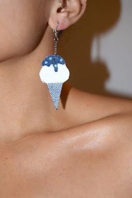 Todo mundo tem aquela peça jeans ou mesmo um pedaço da barra de uma calça ou saia sobrando ou, ainda qualquer outro resto de jeans. Então que tal transformar esses retalhos de jeans em lindas bijuterias para transformar nossos looks do dia a dia.