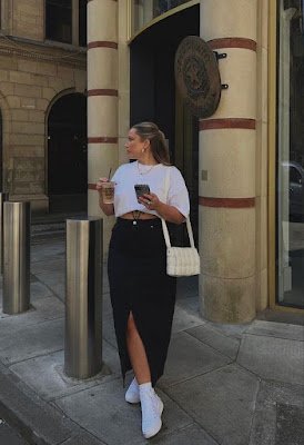 Nada de sofrer por aí com roupas que mais parecem armaduras. A moda descomplicada prioriza o conforto. Então, nada de apertos, costuras desconfortáveis ou sapatos que fazem os pés implorarem por piedade. Afinal, a gente pode ser estiloso e confortável ao mesmo tempo, né?