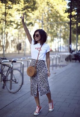 Nada de sofrer por aí com roupas que mais parecem armaduras. A moda descomplicada prioriza o conforto. Então, nada de apertos, costuras desconfortáveis ou sapatos que fazem os pés implorarem por piedade. Afinal, a gente pode ser estiloso e confortável ao mesmo tempo, né?