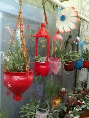 Além de ser uma opção sustentável, os jardins verticais com garrafa PET também são uma excelente maneira de cultivar ervas, temperos e até mesmo pequenas plantas ornamentais em espaços compactos. Então, que tal colocar as mãos na terra e criar o seu próprio jardim vertical com garrafa PET? Estou ansiosa para ver as suas criações!