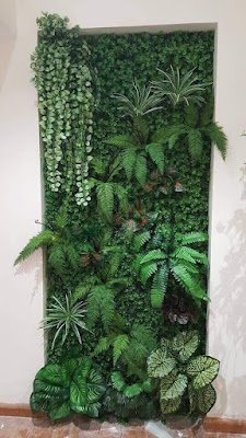 Não basta ter plantas no chão, a moda agora é transformar as paredes verdes em verdadeiros jardins verticais. Uma explosão de verde que vai deixar qualquer ambiente mais fresco e estilos.