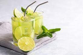 Para os amantes de chá, essa é uma opção refrescante e revigorante. Prepare uma infusão de chá verde e deixe esfriar. Depois, adicione algumas fatias de limão e folhas de hortelã fresca. Sirva com gelo e desfrute de uma bebida leve e cheia de antioxidantes, perfeita para começar o dia com uma dose de vitalidade.