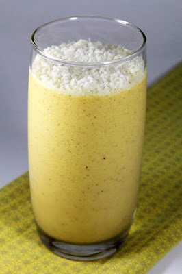 Para uma opção mais nutritiva e colorida, que tal um smoothie repleto de vitaminas e minerais? Misture pedaços de abacaxi, manga e banana com um pouco de suco de laranja e iogurte natural. Adicione gelo e bata tudo no liquidificador até obter uma consistência cremosa. Esse smoothie é uma explosão de sabor tropical que vai deixar o seu café da manhã ainda mais especial.