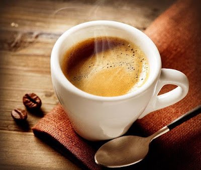Que tal adicionar um toque de sofisticação ao seu café matinal? Experimente preparar o seu café habitual, mas substitua o leite comum por leite de amêndoas. Acrescente uma pitada de canela para um aroma e sabor extra. É uma combinação perfeita para despertar os sentidos e dar aquele impulso de energia para encarar o dia.