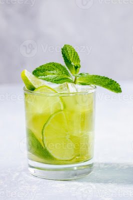 Para os amantes de chá, essa é uma opção refrescante e revigorante. Prepare uma infusão de chá verde e deixe esfriar. Depois, adicione algumas fatias de limão e folhas de hortelã fresca. Sirva com gelo e desfrute de uma bebida leve e cheia de antioxidantes, perfeita para começar o dia com uma dose de vitalidade.