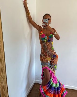 Se você está buscando uma forma única de brilhar neste carnaval, que tal apostar em looks feitos de crochê e explorar todo o potencial criativo desta técnica artesanal? Além de peças inteiramente confeccionadas em crochê, você pode inovar ainda mais incorporando apliques de crochê em outras roupas ou até mesmo nas próprias peças de crochê. Que tal adicionar um toque de personalidade com franjas, flores ou bordados?