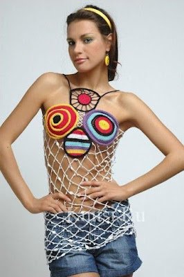 Se você está buscando uma forma única de brilhar neste carnaval, que tal apostar em looks feitos de crochê e explorar todo o potencial criativo desta técnica artesanal? Além de peças inteiramente confeccionadas em crochê, você pode inovar ainda mais incorporando apliques de crochê em outras roupas ou até mesmo nas próprias peças de crochê. Que tal adicionar um toque de personalidade com franjas, flores ou bordados?