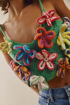 Se você está buscando uma forma única de brilhar neste carnaval, que tal apostar em looks feitos de crochê e explorar todo o potencial criativo desta técnica artesanal? Além de peças inteiramente confeccionadas em crochê, você pode inovar ainda mais incorporando apliques de crochê em outras roupas ou até mesmo nas próprias peças de crochê. Que tal adicionar um toque de personalidade com franjas, flores ou bordados?