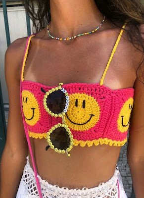 Se você está buscando uma forma única de brilhar neste carnaval, que tal apostar em looks feitos de crochê e explorar todo o potencial criativo desta técnica artesanal? Além de peças inteiramente confeccionadas em crochê, você pode inovar ainda mais incorporando apliques de crochê em outras roupas ou até mesmo nas próprias peças de crochê. Que tal adicionar um toque de personalidade com franjas, flores ou bordados?