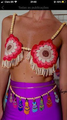 Se você está buscando uma forma única de brilhar neste carnaval, que tal apostar em looks feitos de crochê e explorar todo o potencial criativo desta técnica artesanal? Além de peças inteiramente confeccionadas em crochê, você pode inovar ainda mais incorporando apliques de crochê em outras roupas ou até mesmo nas próprias peças de crochê. Que tal adicionar um toque de personalidade com franjas, flores ou bordados?