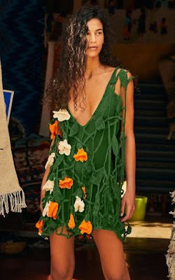 Se você está buscando uma forma única de brilhar neste carnaval, que tal apostar em looks feitos de crochê e explorar todo o potencial criativo desta técnica artesanal? Além de peças inteiramente confeccionadas em crochê, você pode inovar ainda mais incorporando apliques de crochê em outras roupas ou até mesmo nas próprias peças de crochê. Que tal adicionar um toque de personalidade com franjas, flores ou bordados?