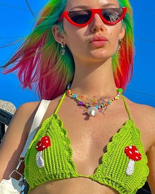 Se você está buscando uma forma única de brilhar neste carnaval, que tal apostar em looks feitos de crochê e explorar todo o potencial criativo desta técnica artesanal? Além de peças inteiramente confeccionadas em crochê, você pode inovar ainda mais incorporando apliques de crochê em outras roupas ou até mesmo nas próprias peças de crochê. Que tal adicionar um toque de personalidade com franjas, flores ou bordados?