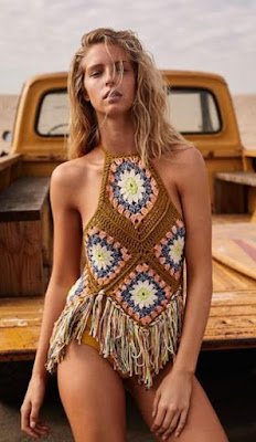 Se você está buscando uma forma única de brilhar neste carnaval, que tal apostar em looks feitos de crochê e explorar todo o potencial criativo desta técnica artesanal? Além de peças inteiramente confeccionadas em crochê, você pode inovar ainda mais incorporando apliques de crochê em outras roupas ou até mesmo nas próprias peças de crochê. Que tal adicionar um toque de personalidade com franjas, flores ou bordados?