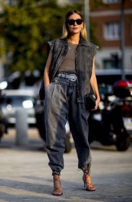 Versátil e atemporal, a jaqueta bomber é um item indispensável para qualquer guarda-roupa streetwear. Opte por cores neutras como preto, cinza ou verde militar para facilitar a combinação com outras peças do seu look.