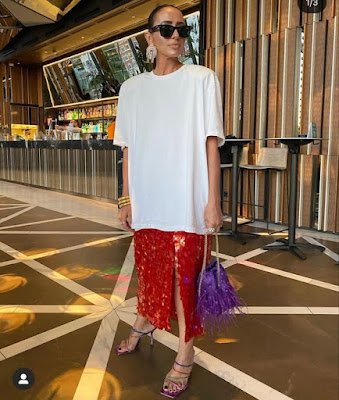 Uma das peças-chave do streetwear, as camisetas oversized adicionam um toque de descontração e conforto ao visual. Escolha estampas ousadas, logotipos de marcas icônicas ou designs gráficos exclusivos para dar personalidade ao seu look.