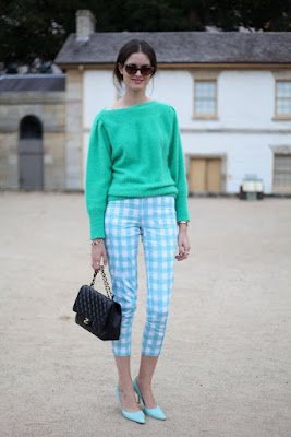 Essas imagens apresentam uma variedade de estilos, combinações de cores e acessórios, proporcionando uma fonte adicional de ideias para incorporar as calças Capri femininas em seu guarda-roupa. Desde visuais casuais até composições mais sofisticadas, as imagens selecionadas oferecem uma ampla gama de inspirações para explorar essa tendência da moda de forma criativa e única.