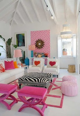 O maximalismo é mais do que uma tendência de decoração, é uma celebração do estilo individual e da exuberância. Se você é daqueles que acredita que mais é mais, então o maximalismo é para você. Hoje, vamos compartilhar cinco ideias de decoração para transformar seu espaço em um verdadeiro paraíso maximalista.