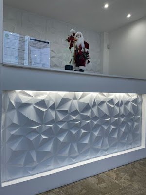 As paredes em 3D oferecem uma variedade de texturas e padrões que podem complementar diferentes estilos de decoração, desde o moderno até o rústico. Elas podem criar pontos focais interessantes e transformar uma parede comum em uma peça central da sala. No entanto, é importante ter cuidado ao escolher o design, garantindo que ele se harmonize com o restante da decoração e não sobrecarregue o espaço visualmente.