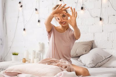 Reserve um tempo para desconectar-se das telas e das distrações digitais. Desligue o celular, desative as notificações e permita-se momentos de tranquilidade e silêncio. Isso pode ajudar a reduzir o estresse e a ansiedade.