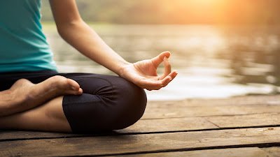 O exercício físico não é apenas importante para a saúde do corpo, mas também para o bem-estar mental. Encontre uma atividade que você goste, seja caminhar ao ar livre, fazer yoga em casa ou dançar no seu quarto. O importante é mover-se e liberar endorfinas.