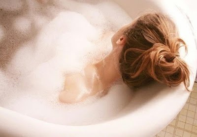 Mesmo que seja apenas alguns minutos por dia, reserve um tempo para se dedicar exclusivamente a si mesma. Pode ser pela manhã, antes de começar as atividades, ou à noite, antes de dormir. Use esse tempo para fazer algo que você ama, seja ler um livro, meditar, ou simplesmente tomar um banho relaxante.