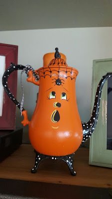 Hoje vamos dar dicas do que podemos fazer com aquelas chaleiras e bules antigos dos quais não queremos nos desfazer. Muitas vezes esses bules ou chaleiras contam uma história ou nos fazem lembrar de alguém. Por isso transformá-lo em algo inovador para decorar a nossa casa é uma ideia genial e pode explorar a nossa criatividade.