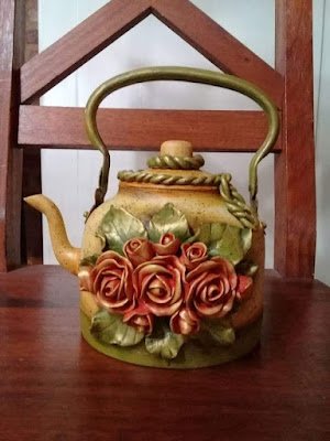 Hoje vamos dar dicas do que podemos fazer com aquelas chaleiras e bules antigos dos quais não queremos nos desfazer. Muitas vezes esses bules ou chaleiras contam uma história ou nos fazem lembrar de alguém. Por isso transformá-lo em algo inovador para decorar a nossa casa é uma ideia genial e pode explorar a nossa criatividade.