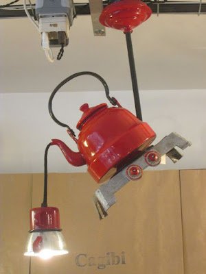 Hoje vamos dar dicas do que podemos fazer com aquelas chaleiras e bules antigos dos quais não queremos nos desfazer. Muitas vezes esses bules ou chaleiras contam uma história ou nos fazem lembrar de alguém. Por isso transformá-lo em algo inovador para decorar a nossa casa é uma ideia genial e pode explorar a nossa criatividade.