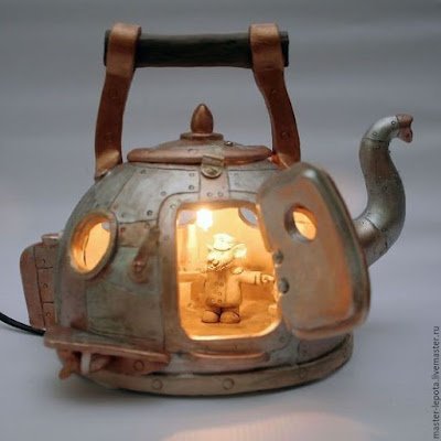 Hoje vamos dar dicas do que podemos fazer com aquelas chaleiras e bules antigos dos quais não queremos nos desfazer. Muitas vezes esses bules ou chaleiras contam uma história ou nos fazem lembrar de alguém. Por isso transformá-lo em algo inovador para decorar a nossa casa é uma ideia genial e pode explorar a nossa criatividade.