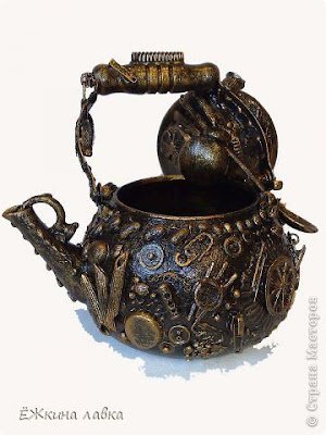 Hoje vamos dar dicas do que podemos fazer com aquelas chaleiras e bules antigos dos quais não queremos nos desfazer. Muitas vezes esses bules ou chaleiras contam uma história ou nos fazem lembrar de alguém. Por isso transformá-lo em algo inovador para decorar a nossa casa é uma ideia genial e pode explorar a nossa criatividade.