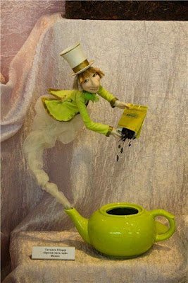 Hoje vamos dar dicas do que podemos fazer com aquelas chaleiras e bules antigos dos quais não queremos nos desfazer. Muitas vezes esses bules ou chaleiras contam uma história ou nos fazem lembrar de alguém. Por isso transformá-lo em algo inovador para decorar a nossa casa é uma ideia genial e pode explorar a nossa criatividade.