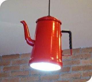 Hoje vamos dar dicas do que podemos fazer com aquelas chaleiras e bules antigos dos quais não queremos nos desfazer. Muitas vezes esses bules ou chaleiras contam uma história ou nos fazem lembrar de alguém. Por isso transformá-lo em algo inovador para decorar a nossa casa é uma ideia genial e pode explorar a nossa criatividade.