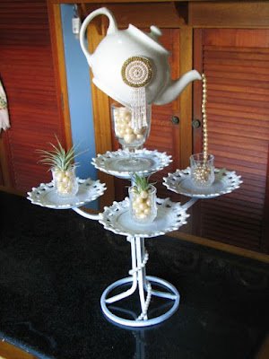 Hoje vamos dar dicas do que podemos fazer com aquelas chaleiras e bules antigos dos quais não queremos nos desfazer. Muitas vezes esses bules ou chaleiras contam uma história ou nos fazem lembrar de alguém. Por isso transformá-lo em algo inovador para decorar a nossa casa é uma ideia genial e pode explorar a nossa criatividade.