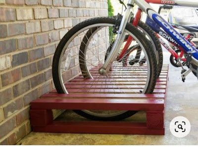 Para aqueles que preferem manter sua bicicleta no chão, existem diversas opções de suportes de chão criativos disponíveis. Desde suportes com designs inovadores, que funcionam como peças de arte, até modelos dobráveis que podem ser facilmente guardados quando não estão em uso, há uma variedade de escolhas para combinar com qualquer estilo de decoração.