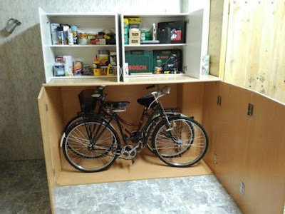 Se você tem espaço de sobra e deseja manter sua bicicleta protegida de poeira e sujeira, investir em um armário específico para bicicletas pode ser a solução perfeita. Esses armários geralmente são feitos de materiais duráveis, como metal ou plástico resistente, e vêm com recursos adicionais, como prateleiras para armazenar acessórios de ciclismo e espaço para guardar capacetes e equipamentos de segurança.