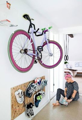 Uma maneira elegante e funcional de guardar sua bicicleta é investir em suportes de parede minimalistas. Esses suportes geralmente são feitos de materiais como madeira, metal ou plástico resistente e são fixados na parede, mantendo sua bicicleta suspensa e liberando espaço no chão. Além de práticos, esses suportes podem adicionar um toque moderno à decoração do seu espaço.