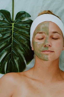 Incorporar essas receitas naturais à sua rotina de beleza é uma maneira maravilhosa de aproveitar os benefícios dos ingredientes naturais e cuidar de si mesma de uma maneira mais consciente e saudável.