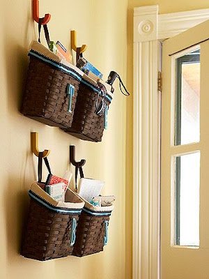 a organização não precisa ser uma tarefa árdua e sem graça. Com um pouco de criatividade e algumas soluções inteligentes, você pode transformar até mesmo os espaços mais pequenos em áreas funcionais e elegantes. Então, mãos à obra e comece a explorar o potencial escondido atrás das suas portas!