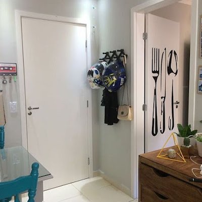 a organização não precisa ser uma tarefa árdua e sem graça. Com um pouco de criatividade e algumas soluções inteligentes, você pode transformar até mesmo os espaços mais pequenos em áreas funcionais e elegantes. Então, mãos à obra e comece a explorar o potencial escondido atrás das suas portas!