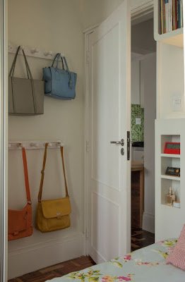 Um quarto organizado depende muito de um bom sistema de armazenamento. Invista em caixas organizadoras, cestas e prateleiras para manter seus pertences de forma ordenada e acessível. Ao otimizar o espaço de armazenamento, você reduzirá a desordem visual e facilitará a localização de itens essenciais.