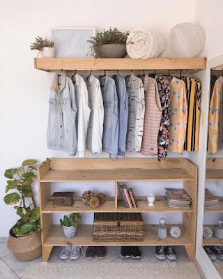 Um quarto organizado depende muito de um bom sistema de armazenamento. Invista em caixas organizadoras, cestas e prateleiras para manter seus pertences de forma ordenada e acessível. Ao otimizar o espaço de armazenamento, você reduzirá a desordem visual e facilitará a localização de itens essenciais.