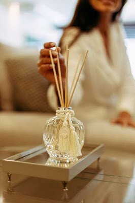 A atmosfera do seu quarto desempenha um papel crucial na sua rotina matinal. Utilize aromatizadores ou velas perfumadas para criar um ambiente relaxante e convidativo. Além disso, ajuste a iluminação do quarto de acordo com suas preferências, optando por luzes suaves e quentes que ajudem a despertar de forma gradual e tranquila.