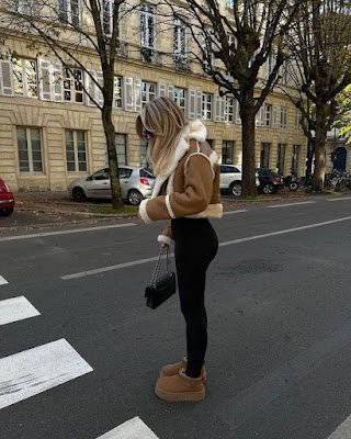 Combine suas UGGs com leggings ou jeans skinny para um look casual. Adicione um suéter oversized ou uma jaqueta estilo parka para um conjunto que é tanto prático quanto estiloso. Este look é perfeito para passeios casuais ou uma tarde relaxante com amigos.