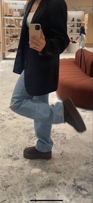 Surpreenda ao usar suas UGGs em um ambiente mais urbano, combinando-as com peças de alfaiataria. Uma opção é vestir uma calça de corte reto com uma blusa simples e um blazer estruturado, usando suas UGGs para adicionar um toque inesperado de descontração.