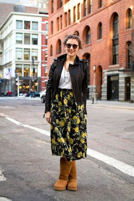 Para um visual mais boêmio, vista suas UGGs com um vestido ou saia longa fluída e acessórios rústicos, como um chapéu de feltro ou joias em tons terrosos. Este estilo é ideal para quem quer conforto sem abrir mão do charme e da feminilidade.