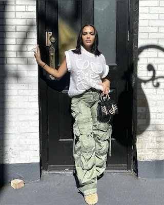 As UGGs também podem ser parte de um look esportivo. Combine-as com calças jogger e uma jaqueta bomber para um estilo athleisure, perfeito para um dia de recados ou um café rápido.