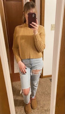 Combine suas UGGs com leggings ou jeans skinny para um look casual. Adicione um suéter oversized ou uma jaqueta estilo parka para um conjunto que é tanto prático quanto estiloso. Este look é perfeito para passeios casuais ou uma tarde relaxante com amigos.