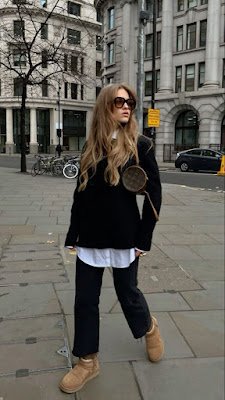 Surpreenda ao usar suas UGGs em um ambiente mais urbano, combinando-as com peças de alfaiataria. Uma opção é vestir uma calça de corte reto com uma blusa simples e um blazer estruturado, usando suas UGGs para adicionar um toque inesperado de descontração.