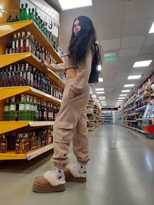 As UGGs também podem ser parte de um look esportivo. Combine-as com calças jogger e uma jaqueta bomber para um estilo athleisure, perfeito para um dia de recados ou um café rápido.